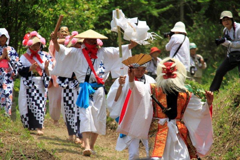 塩原の大山供養田植（露払い）