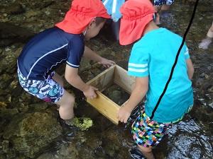 夏 手作り箱めがねで川の中をのぞいてる.jpg