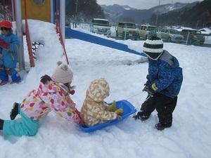 雪の日 そり遊び.jpg