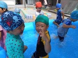 夏には園庭で水あそび.jpg