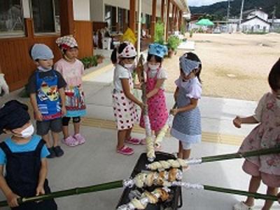 7月なかよしクッキング スネークパンをやこう2.JPG