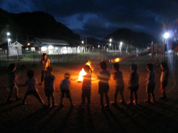 7月ぞう組お泊り保育キャンプファイヤーコピー.JPG
