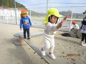 園庭で アスレチック.jpg