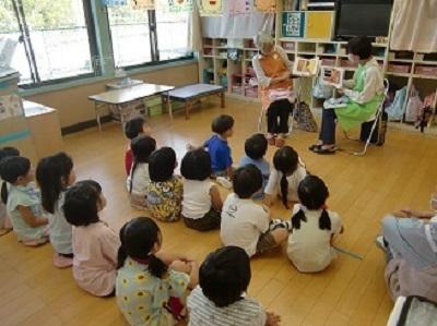 地域の方の読み聞かせ.JPG