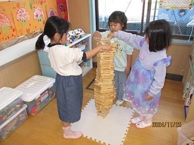 友だちと考えながらカプラの作品つくり.JPG