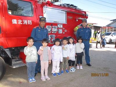 避難訓練後の消防車と.JPG