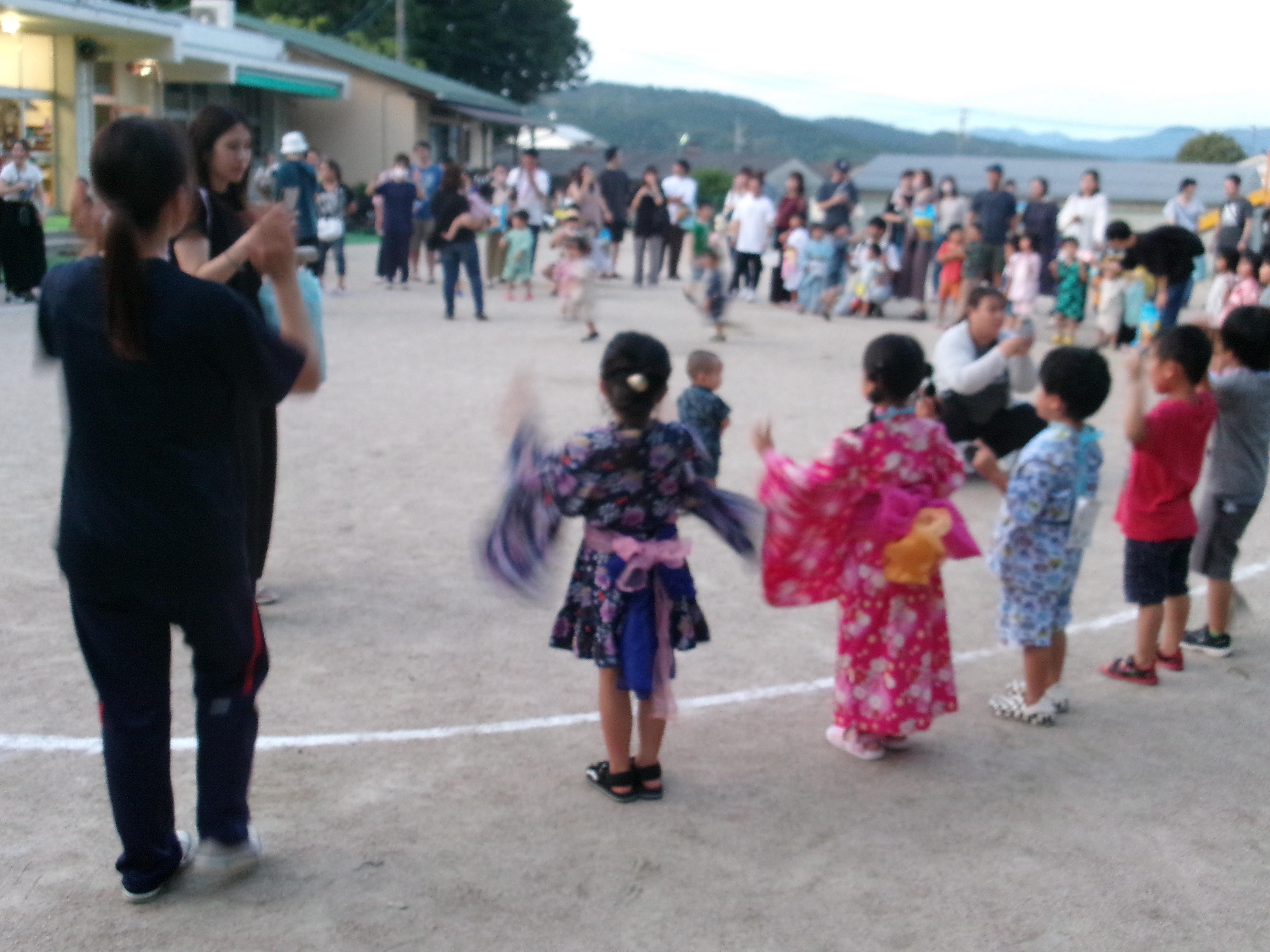 夏の夜にみんなで盆踊り