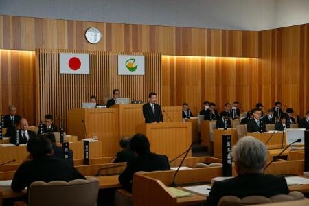 本会議場で施政方針演説をする木山市長2